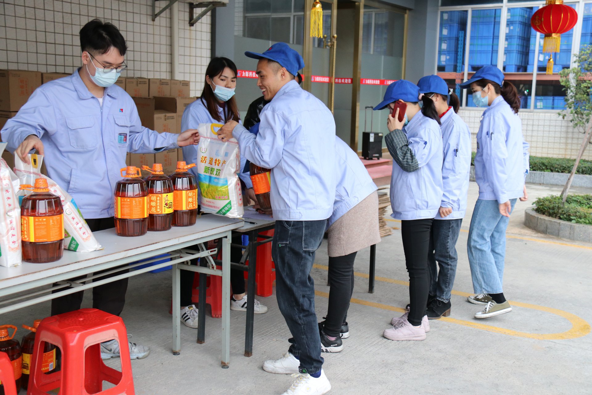 金牛送福，喜迎新春——力源科技向全體員工發(fā)放春節(jié)福利